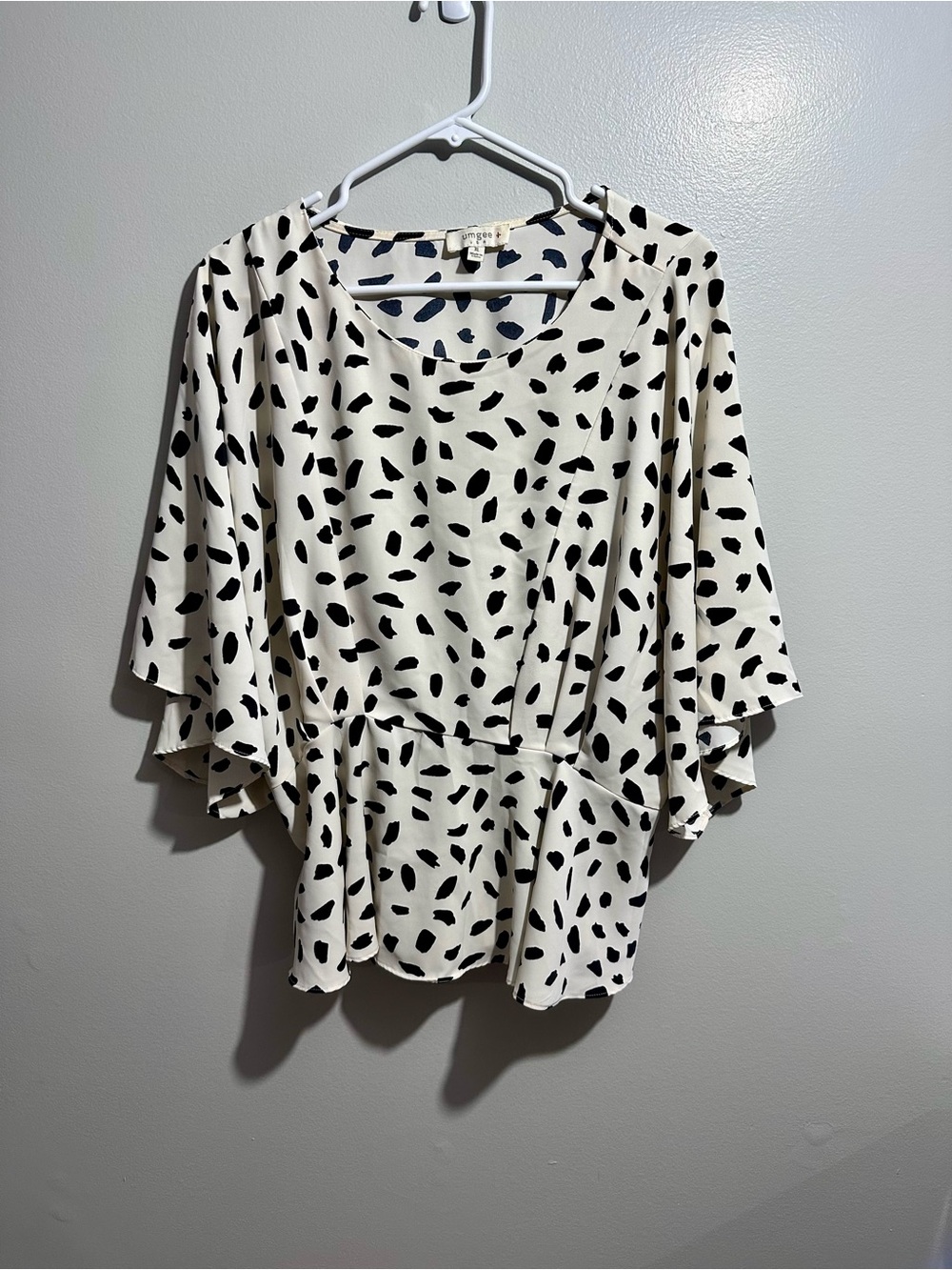 Umgee Cream Blouse Black Spot Print Flutter Sleeve Size XL (773)